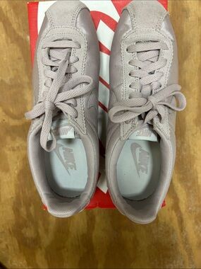 Nike Women's Low-Top Athletic Sneakers in Light Pink
